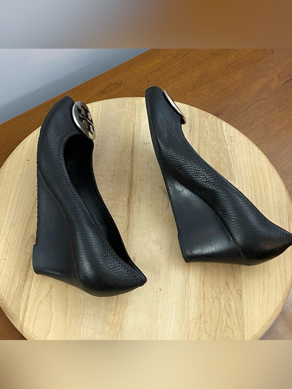 Tory Burch Sally Black Tumbled Pebbled Leather Peep Toe Wedge Pumps Sz 7.5M Y2K - Picture 12 of 16
